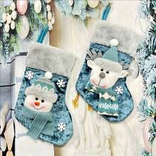 Bộ 3 tất Giáng sinh cổ điển với hình ông già Noel, tuần lộc và người tuyết - Tất treo trang trí ngày lễ bằng polyester, thích hợp cho nhà cửa, tiệc tùng và trang trí lò sưởi - Không có lông vũ, phù hợp cho dịp lễ Giáng sinh. - Màu xanh nhạt - Xem 2