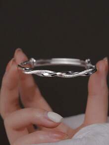 1 chiếc vòng tay kim loại Mobius Loop tối giản thanh lịch dành cho phụ nữ, thích hợp cho hàng ngày, tiệc tùng, tiệc khiêu vũ, quà tặng ngày lễ, phụ kiện trang trí thời trang chất lượng cao cấp - Bạc - Xem 3