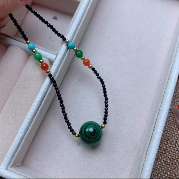 1Pc Natural Crystal Malachite Necklace, Sugar Cube, Round Beads, Peace Button, Bamboo Knot, Chakra Quartz Malachite Sweater Necklace, All Hand-Carved, Male And Female Couples Fashion Necklace, Meaning Peace, Freedom, Wealth, Family Happiness, Suitable For Family Gifts, Christmas And Various Holiday Party Gifts, Crystal Gifts (Random Gift: Lanyard, Gift Box)