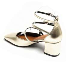 多带粗跟漆皮高跟鞋——现代优雅与舒适