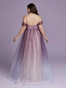 Chiếc váy phù dâu cỡ lớn thanh lịch này có thiết kế trễ vai với tay áo ngắn bằng vải chiffon, dáng dài thướt tha, cùng các chi tiết thêu và lưới lãng mạn toát lên vẻ quyến rũ. - Màu tím - Xem 2