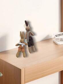 Thỏ đan dễ thương cổ điển, Mặt dây chuyền, Thỏ mặc quần yếm sọc, Thỏ mặc quần nâu, Thỏ mặc quần kẻ caro, Ba lô đựng thỏ, Thích hợp cho ba lô, Túi xách lớn, Cũng có thể dùng làm móc khóa, Đồ trang trí để bàn, Ngày lễ tình nhân, Ngày của mẹ, Quà tặng sự kiện ngày lễ, Dành cho gia đình, bạn bè, bạn gái, cặp đôi, Quà tặng tốt nghiệp, Quà tặng sinh nhật, Quà tặng kỷ niệm - Nhiều màu - Xem 3