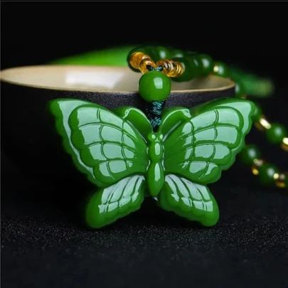 1Pc Crystal Green Jade Butterfly Necklace, Quartz Turquoise Sweater Necklace, Chakra Beaded Necklace, All Hand-Carved, Male And Female Couples Fashion Necklace, Meaning Peace, Freedom, Wealth, Family Happiness, Suitable For Family Gifts, Christmas And Various Holiday Party Gifts, Crystal Gifts (Random Gifts: Lanyard, Gift Box)