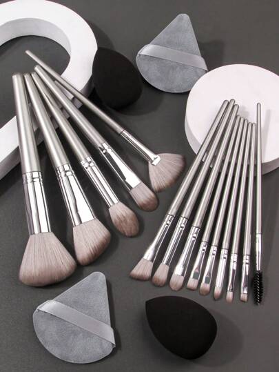 18 مجموعة فرش مكياج ومسحات جمال باللون الفضي - 14 فرشاة مكياج بما في ذلك فرشاة مزينة وفرشاة بلاش وبودرة + مسحة مكياج واحدة + 3 منسوجات إسفنجية للبودرة، أدوات تجميل احترافية