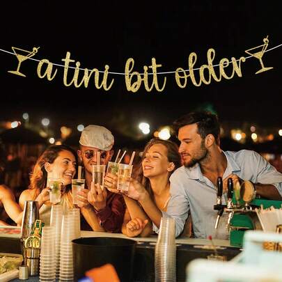 1 قطعة راية لتزيين حفل عيد ميلاد موضوع المارتيني، مزينة بالبريق الذهبي وكتابة "Tini Bit Older"، ديكور حفل عيد ميلاد المارتيني