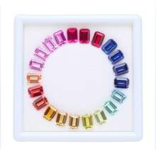 一盒（21 颗）实验室培育蓝宝石，用于制作高级珠宝制作材料组件。例如，手镯和项链均由材料制成。