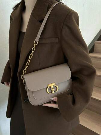 Una grande borsa quadrata retrò con catena decorativa in stile hardware, di e versatile con colori sfumati alla Maillard. La borsa per spalla e ascellare è un must-have per le donne per andare al lavoro