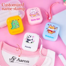 带有防洗墨水的自定义名称印章 - 用于织物标签的个性化印章 - 适用于服装、毯子和毛巾 - 持久墨水，洗涤后不褪色 - 非常适合整理洗衣和个人物品 - 方便居家、旅行和户外活动 - 彩色 - 查看 10