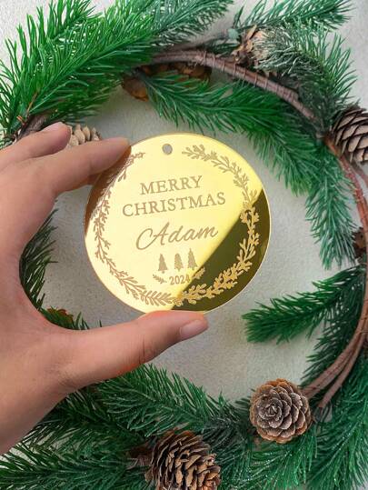 بطاقات زخرفة شجرة عيد الميلاد المعلقة، ملحقات عيد الميلاد أكريليك بكرة ثلجية ذات مرآة ذهبية، مخصصة بأسماء مختلفة