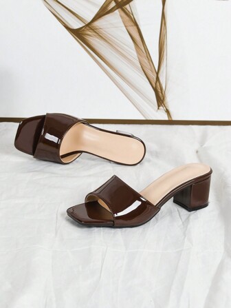 2025 Elegantes zapatos de tacón alto color marrón para mujer, sandalias de tacón alto de moda de verano color marrón, mulas de tacón grueso de fácil deslizamiento y punta cuadrada, zapatos brillantes para mujer