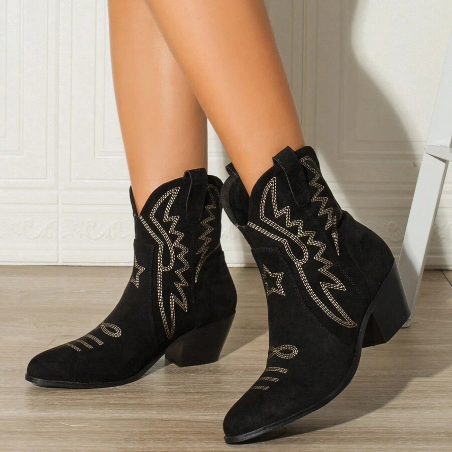 2024 秋冬新款波西米亚刺绣牛仔西部靴，粗跟黑色过膝一脚蹬