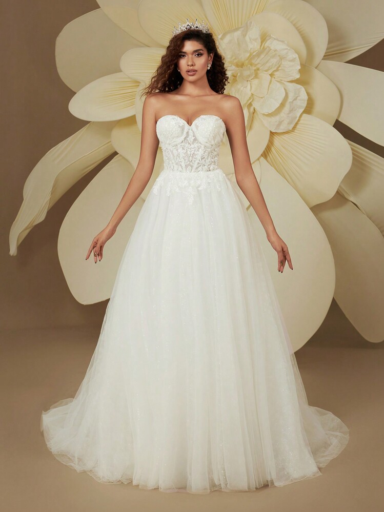 Abito da sposa con colletto a forma di cuore, decorato con ricamo e borchiette, con corsetto e coda - Bianco - Visualizzare 1