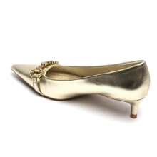 Bomba negra con tacón pequeño adornada con rhinestones y hebillas metálicas - Estilo elegante - Dorado - Ver 3