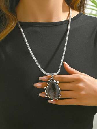 1 st vintage retro silverfärgat plasthänge med asymmetriskt hartspärlhalsband, grova smycken lämpliga för tröjor på hösten/vintern och året runt. Varje hartspärla är handgjord med unika bläckmålningsmönster.