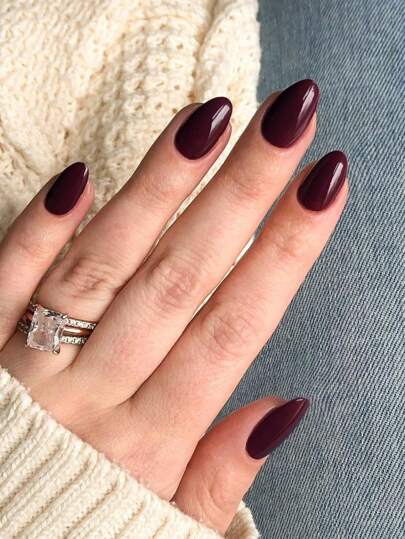 Élevez votre style avec 24 pièces de faux ongles courts ovales brillants de couleur unie. Conception parfaite, set d'ongles acryliques factices. Contient 1 pièce de colle de gelée et 1 pièce de lime à ongles. Facile à porter pour les femmes et les filles pour le travail quotidien, les festivals et les fêtes. Fournitures pour ongles