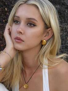 Uworld 1 Đôi Hoa tai thép không gỉ mạ vàng hình bầu dục đơn giản dành cho nữ, phong cách tối giản hàng ngày, thích hợp để đi làm hoặc đi học, hoa tai mạ vàng 18K chống thấm nước chất lượng cao - vàng - Xem 1