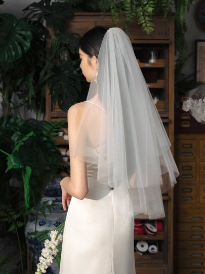 The Bride Has A Double White Short Glossy Gauze Wedding Photo Party, And An Outdoor Hair Ornament Is Simple And Generous, And A Beige Veil Fall Clothes For Women