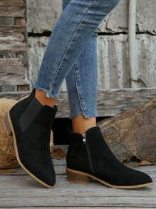 2025年秋冬时尚搭配黑色连衣裙，2024年女士时尚踝靴和短靴，尖头设计，粗跟鞋，修身短靴，女士