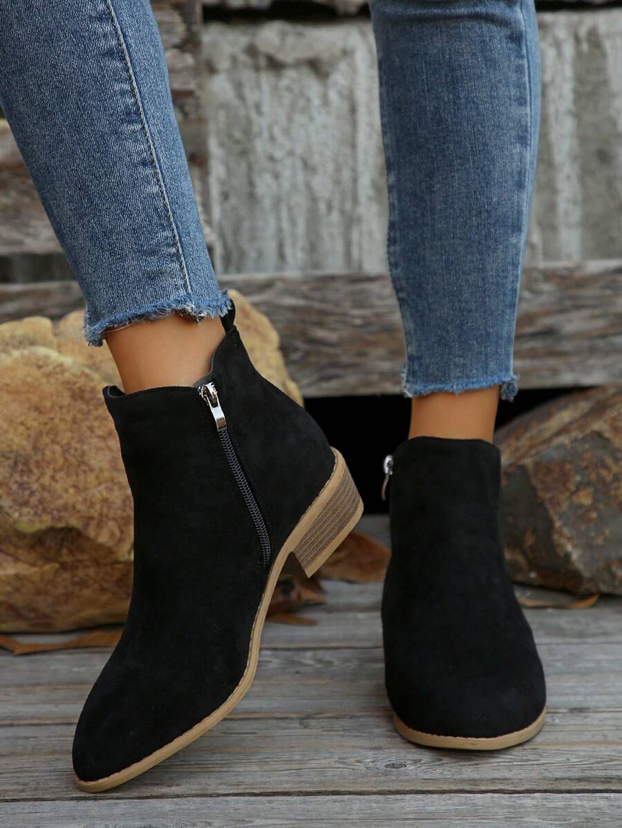 2025年秋冬时尚搭配黑色连衣裙，2024年女士时尚踝靴和短靴，尖头设计，粗跟鞋，修身短靴，女士