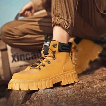 shein Botas de hombre, ropa de trabajo para exteriores, botas británicas impermeables de color amarillo cálido, botas de cowboy de color amarillo trigo con suela blanda.