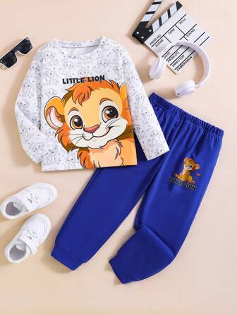 两件套幼儿男童户外休闲简约运动套装，动物狮子印花圆领长袖卫衣上衣和卡通狮子英文印花运动裤套装，适合春、夏、秋季、日常通勤、社交聚会等场合。