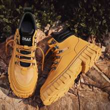 shein Botas de hombre, ropa de trabajo para exteriores, botas británicas impermeables de color amarillo cálido, botas de cowboy de color amarillo trigo con suela blanda.