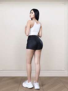 Pantalones Cortos, Short Negro de Vinipiel, Ajustados con Doble Boton, Look Moderno y Sensual para Dama - Negro - Ver 4