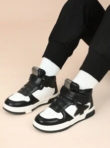 1 双儿童户外钩环系带运动鞋，男女通用黑白拼色五角星贴花中帮溜冰鞋，松紧带和钩环闭合，穿孔透气时尚高帮滑板和篮球鞋，适合所有季节，适合小学和中学返校 - 黑與白 - 查看 10