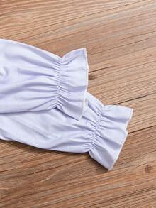 年轻女孩的可爱美人鱼印花长睡袍。采用柔软、亲肤的面料制成，胸前栩栩如生的美人鱼印花和荷叶边饰边设计增添了梦幻公主风情，成为儿童的热门选择。舒适的长款剪裁适合睡前故事时刻。 - 霧霾藍 - 查看 6