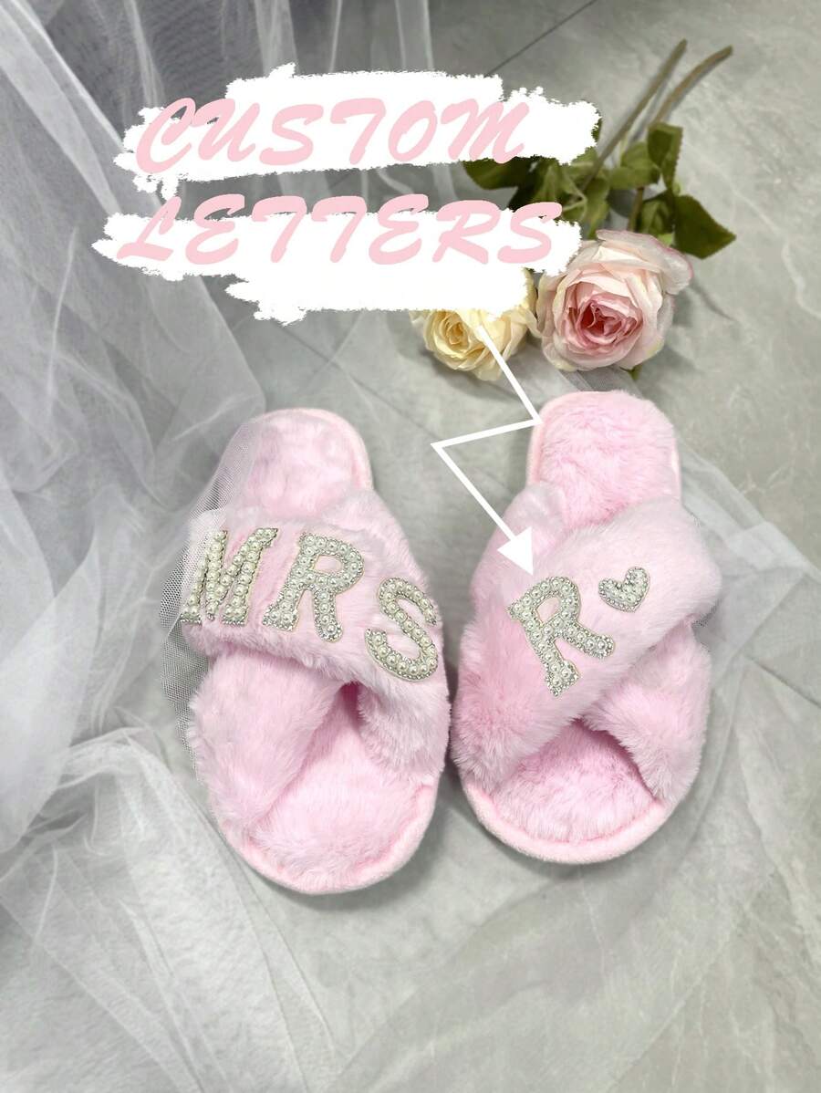 Spersonalizowane spersonalizowane kapcie ślubne Mrs Bride Puszyste kapcie z perłowymi literami Prezent dla druhny na wieczór panieński