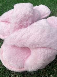 Spersonalizowane spersonalizowane kapcie ślubne Mrs Bride Puszyste kapcie z perłowymi literami Prezent dla druhny na wieczór panieński