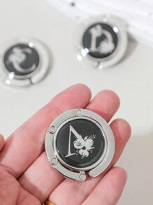 1 pieza Soporte plegable de metal con letra inicial - Diseño floral de letra, Soporte de cartera de escritorio, Estantería de moda para bolsos y Organizador de escritorio de oficina para damas - gancho de letra negro - Ver 2