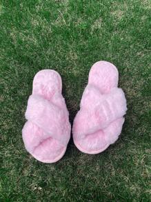 Spersonalizowane spersonalizowane kapcie ślubne Mrs Bride Puszyste kapcie z perłowymi literami Prezent dla druhny na wieczór panieński