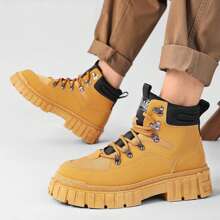 shein Botas de hombre, ropa de trabajo para exteriores, botas británicas impermeables de color amarillo cálido, botas de cowboy de color amarillo trigo con suela blanda.