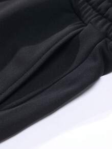 两件套男士长袖马匹印花 Polo 衫搭配黑色运动裤，休闲运动装，适合日常外出和秋季穿着。 - 黑色 - 查看 9