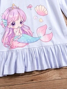 年轻女孩的可爱美人鱼印花长睡袍。采用柔软、亲肤的面料制成，胸前栩栩如生的美人鱼印花和荷叶边饰边设计增添了梦幻公主风情，成为儿童的热门选择。舒适的长款剪裁适合睡前故事时刻。 - 霧霾藍 - 查看 5