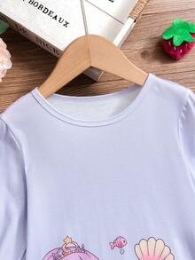 年轻女孩的可爱美人鱼印花长睡袍。采用柔软、亲肤的面料制成，胸前栩栩如生的美人鱼印花和荷叶边饰边设计增添了梦幻公主风情，成为儿童的热门选择。舒适的长款剪裁适合睡前故事时刻。 - 霧霾藍 - 查看 3