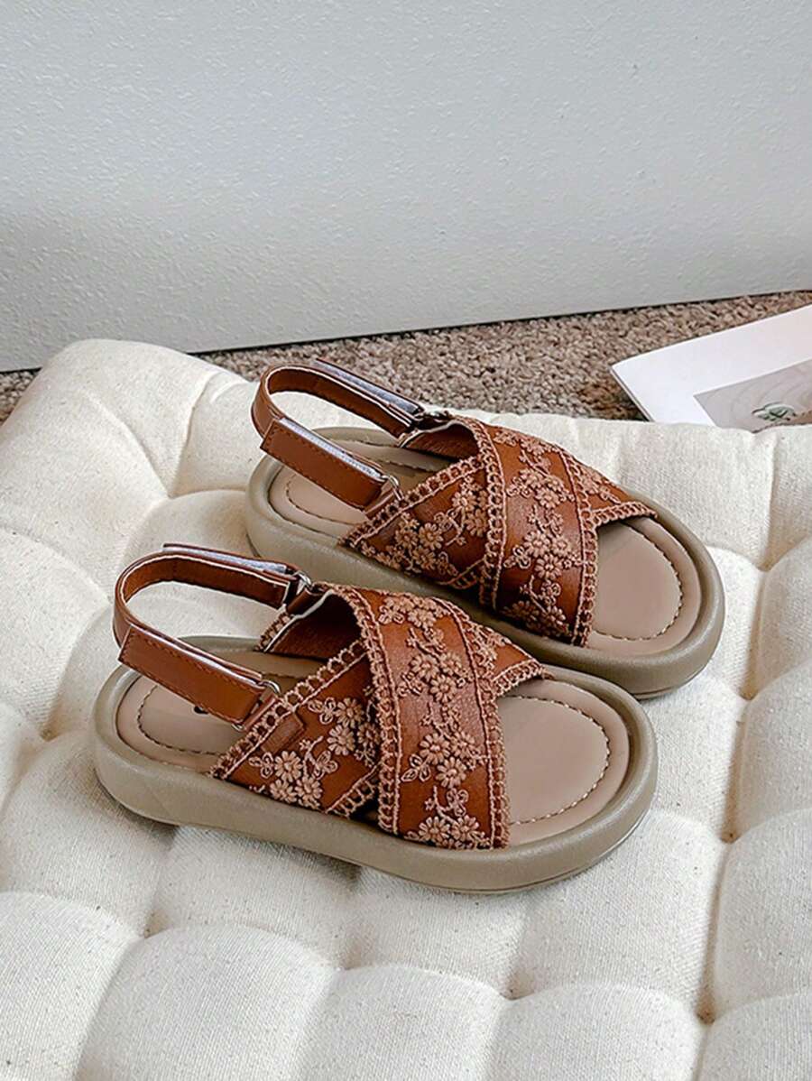 1 par de sandalias de verano con puntera abierta, diseño bordado transpirable, sandalias de playa versátiles antideslizantes para niñas