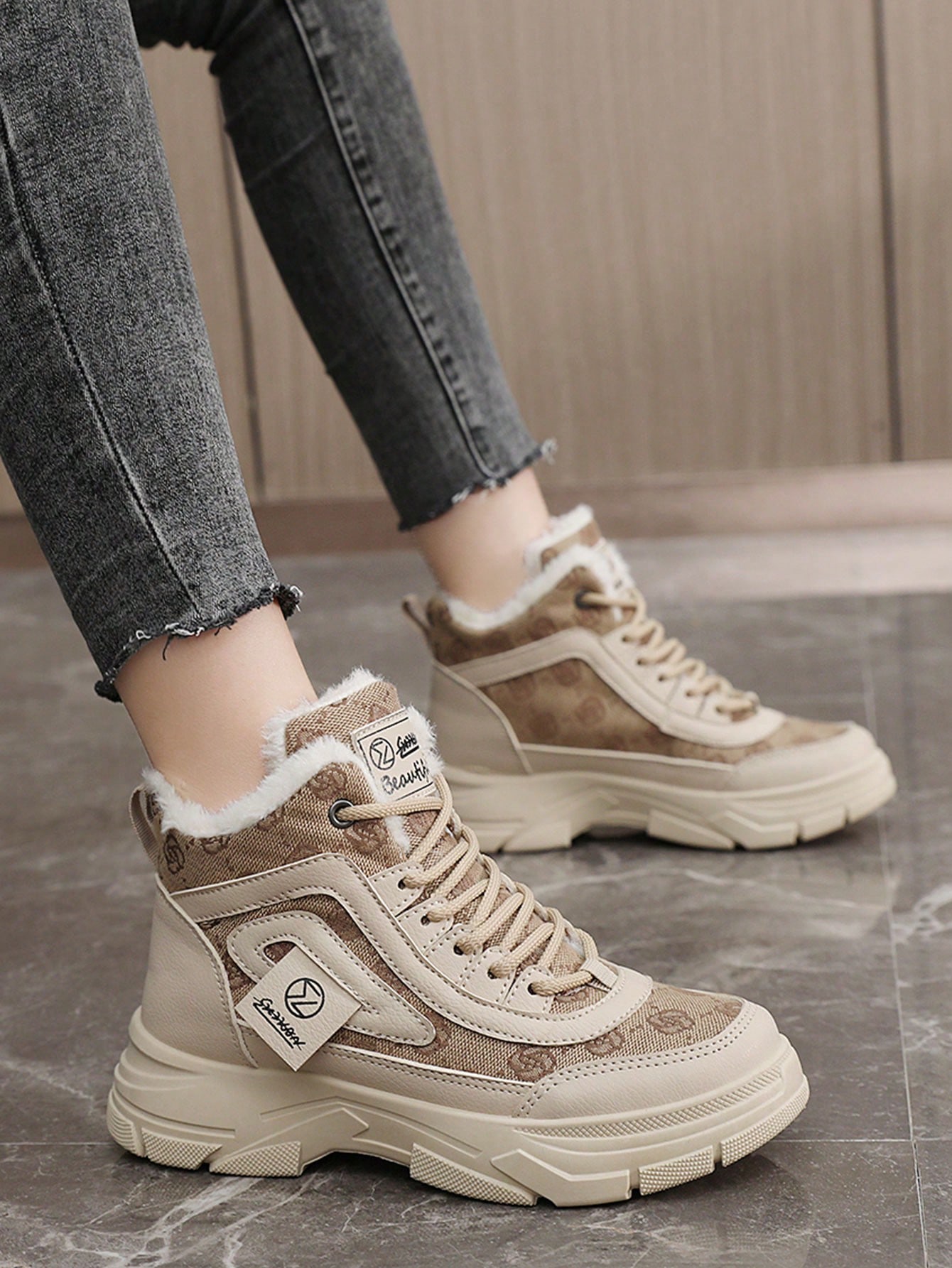 زوج من بوت الثلج متوسطة الطول للنساء، بأصبع قدم مس...