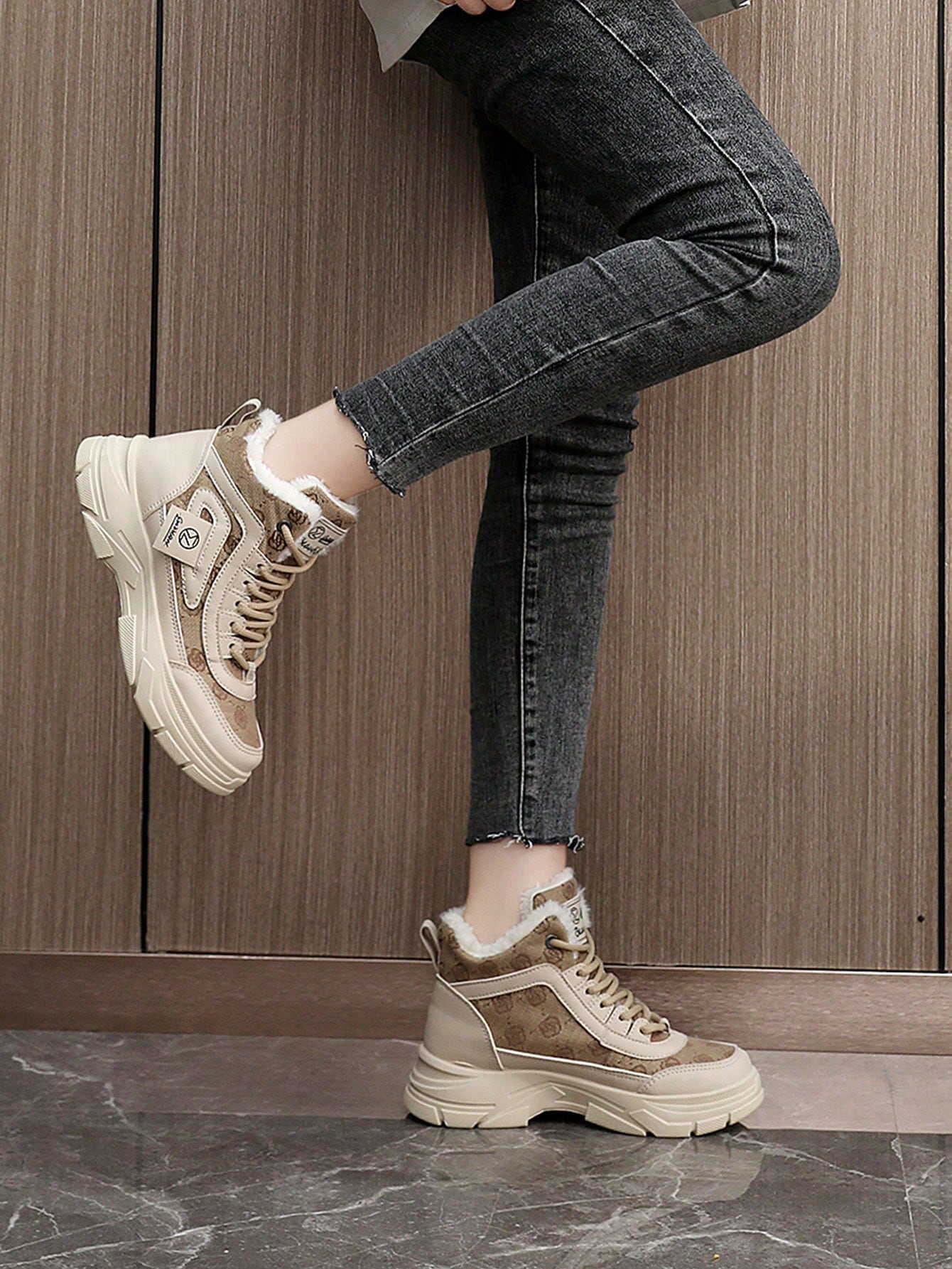 زوج من بوت الثلج متوسطة الطول للنساء، بأصبع قدم مس...