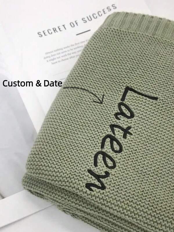 Personalizowany haftowany kocyk dla niemowląt z miękkiej dzianiny, dostępny w kolorze kości słoniowej, różowym, zielonym, niebieskim i jasnoróżowym, rozmiar 100 cm x 80 cm, personalizowany kocyk dla niemowląt, prezent na baby shower, kocyk dla noworodka, prezent na pamiątkę dla dziecka, wielofunkcyjny, ozdobny, z literą, stylowy, nowoczesny, kolorowy, uroczy, uroczy, swobodny, niestandardowy, spersonalizowany, wyjątkowy, spersonalizowany, idealny prezent dla niego, idealny prezent dla niej, spersonalizowane kocyki do otulania dla dzieci, łatwy komfort