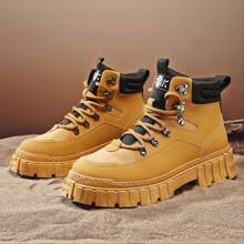 shein Botas de hombre, ropa de trabajo para exteriores, botas británicas impermeables de color amarillo cálido, botas de cowboy de color amarillo trigo con suela blanda.