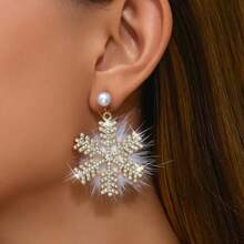 1 Pair Elegant Sexy Silver-Plated Snowflake Pendant Earrings Decorated With Rhinestones & Pearls, Alloy Christmas Holiday Earrings With Fuzzy Ball Details, Suitable For Daily Wear And Festival Celebration