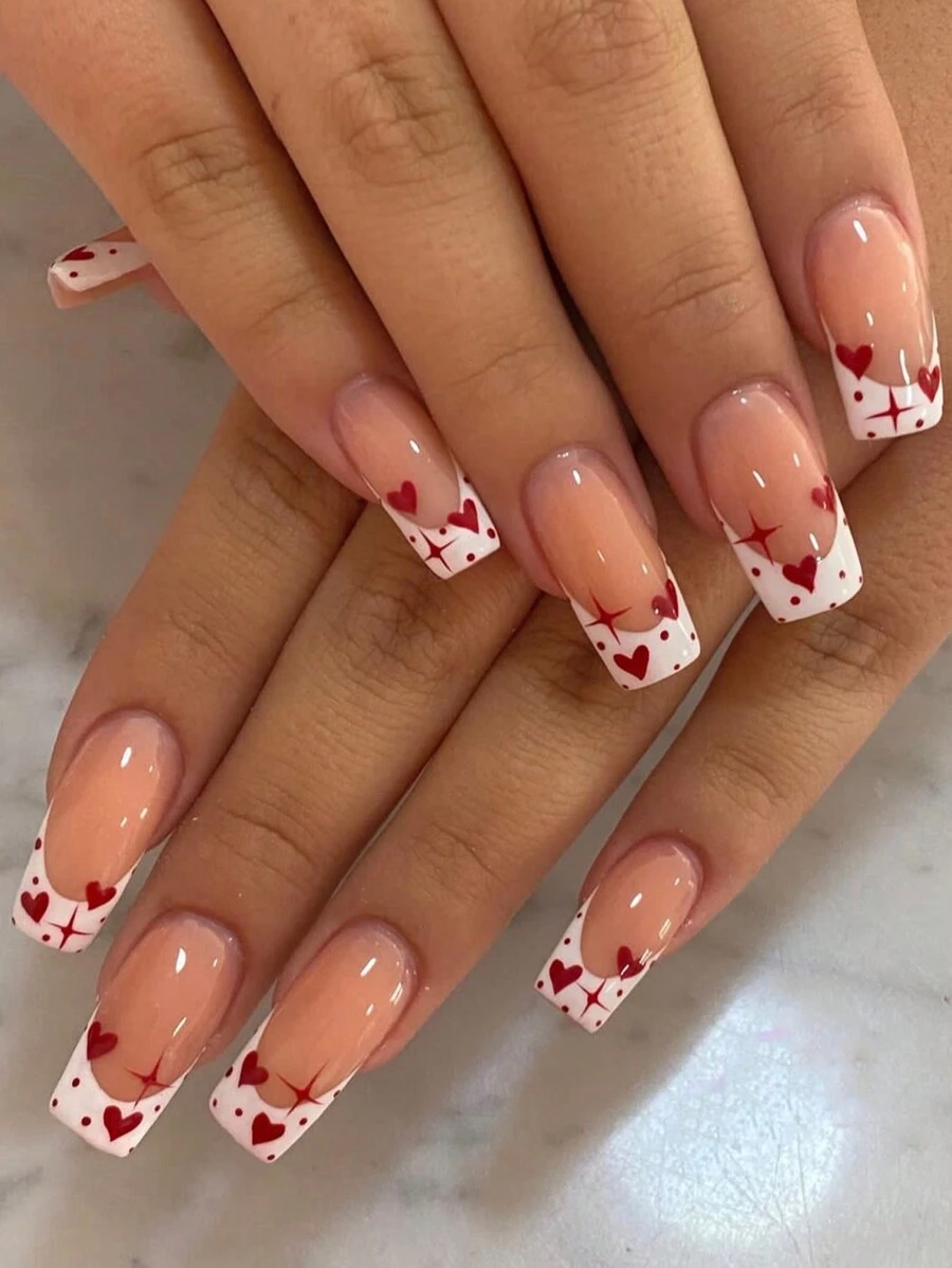 24片装，瞬间升级你的美甲！短方形假指甲，法式白边设计，波点星形图案，红色爱心全覆盖假指甲套装，包含1个指甲锉和1套指甲胶贴。是送给女孩、妈妈和女士的理想美甲礼物。这款美甲套装包含可卸除的假指甲，适合节日、派对、约会和日常佩戴。按压式假指甲，美甲护理配件。美甲用品。