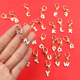 1 件个性化迷你首字母钥匙扣、金属字母吊坠、字母形钥匙圈、字母饰物，适用于钱包、背包、汽车钥匙装饰，是送给男孩和女孩的理想礼物 - 各种字母 - 龙虾纽扣饰物学校汽车配件可爱哥特 Y2k