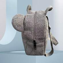 定制款迷你卡通软包，专为女孩设计，可个性化刺绣名字，配有可调节肩带，大容量，熊耳造型，适合日常使用或作为礼物。这款背包设计简约，功能多样，用途广泛，适合度假/休闲、学院风、通勤、可爱、千禧年风格等各种场合。它可定制，是送给女性的理想礼物，也可作为斜挎包/单肩包、旅行包或手提包使用。这款背包适合送给女友、家人、朋友、女性、职场新人及白领，适合周年纪念、生日、节日/假期、上学、商务/通勤/工作/办公等各种场合，也是新年礼物的绝佳选择。