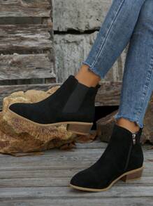 2025年秋冬时尚搭配黑色连衣裙，2024年女士时尚踝靴和短靴，尖头设计，粗跟鞋，修身短靴，女士