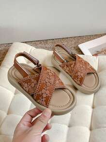 1 par de sandalias de verano con puntera abierta, diseño bordado transpirable, sandalias de playa versátiles antideslizantes para niñas