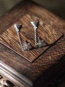 Một cặp bông tai tua rua hình cây thông Noel và bông tuyết bằng bạc Sterling 925 mạ bạch kim và zirconia thời trang, lãng mạn. Đây là món quà bất ngờ cho lễ hội Giáng sinh và phù hợp để đeo hàng ngày. - Bạc - Xem 9