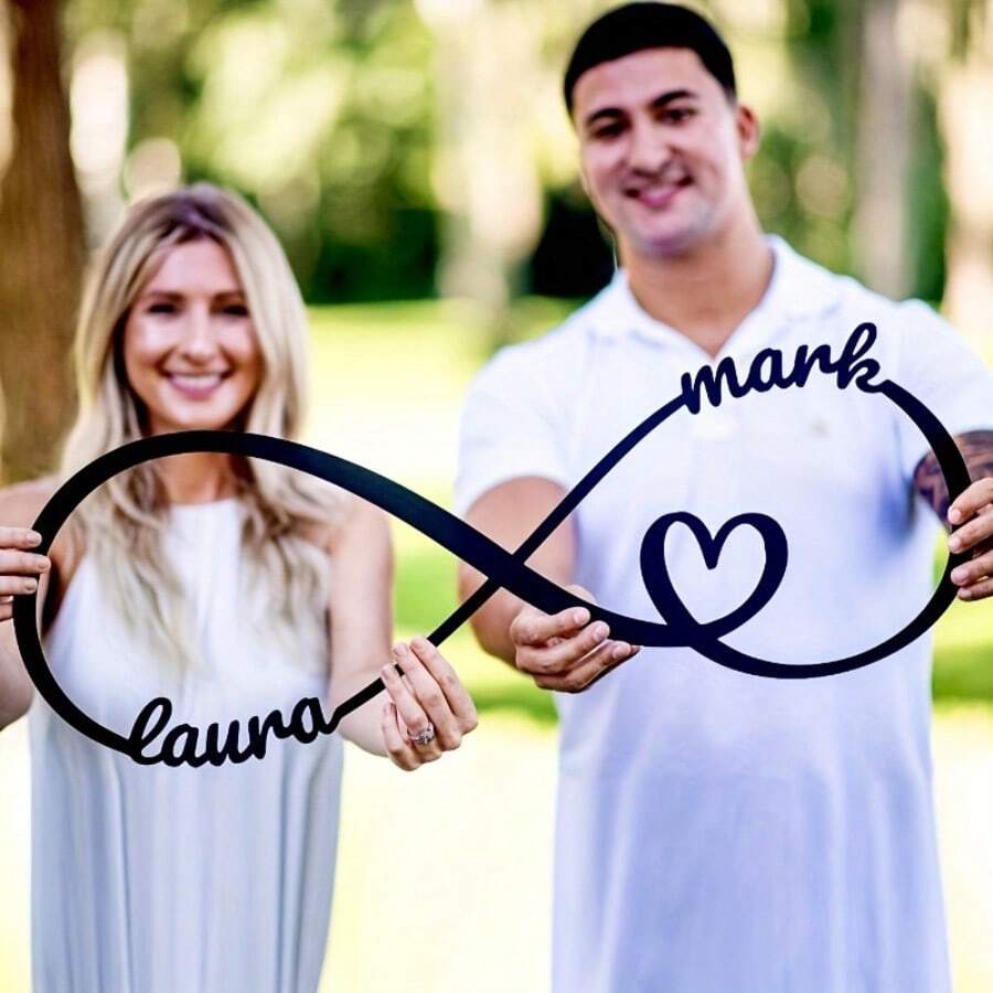 个性化无限心形金属铭牌 - 定制名称，适合婚礼、周年纪念、情人节和情侣装饰